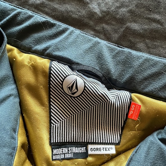 Volcom black ski/snowboarding pants. - Picture 2 of 2